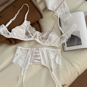 Sexy lingeire satin lace girls underwear large breasts show small collection of side breasts anti-sagging bra set comfortable